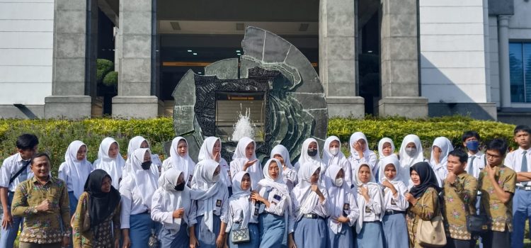 Kegiatan Kunjungan Industri SMK Bina Taruna Purwokerto.
